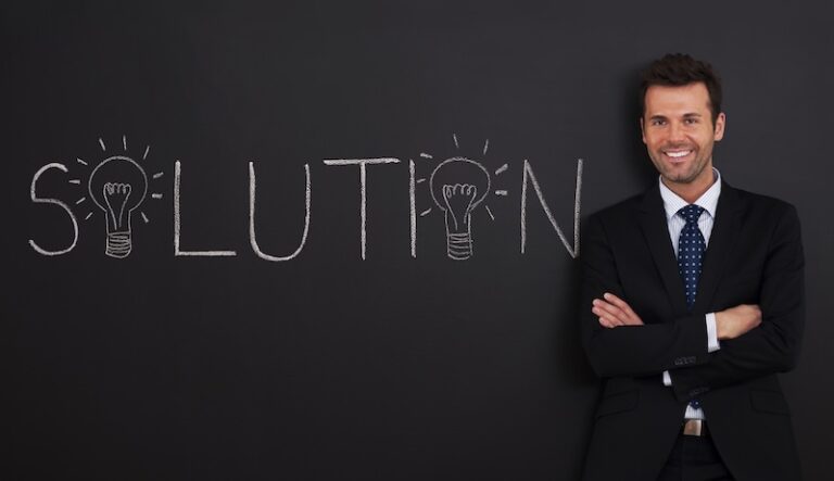 Entreprenör med texten solution i bakgrunden