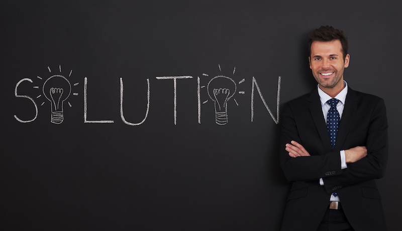 Entreprenör med texten solution i bakgrunden