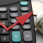 Kalkylator och röd pil som pekar upp