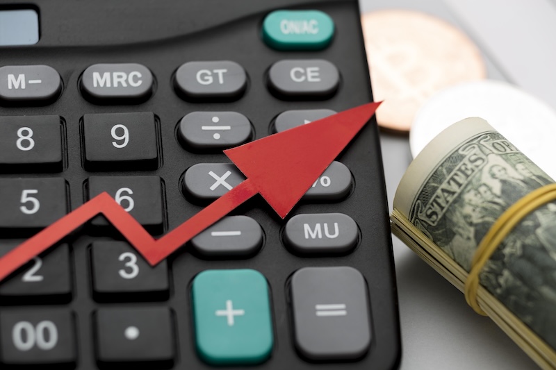 Kalkylator och röd pil som pekar upp