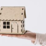 Miniatyrhus i trä - symboliserar attefallshus