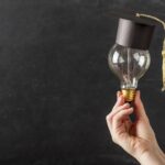 Glödlampa med studentmössa